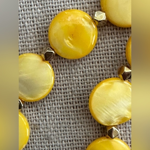 20 inch Mother of Pearl coin bead necklace NWOT - Picture 2 of 12